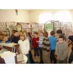 Deti počúvajú výklad k výstave o ilustrátoroch