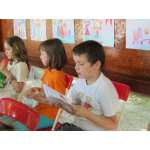 Deti čítajúce v letnej čitárni 2