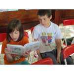 Deti čítajúce v letnej čitárni 3