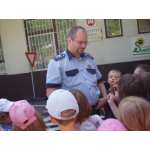 P. Dobrovič z Mestskej polície trpezlivo vysvetľuje deťom