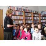 Pani Števková víta deti v knižnici