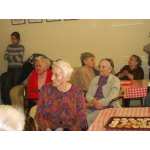 Obyvatelia Seniorcentra pozorne sledujú program